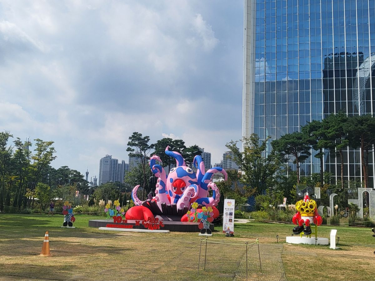 롯데월드몰-야외광장-모습