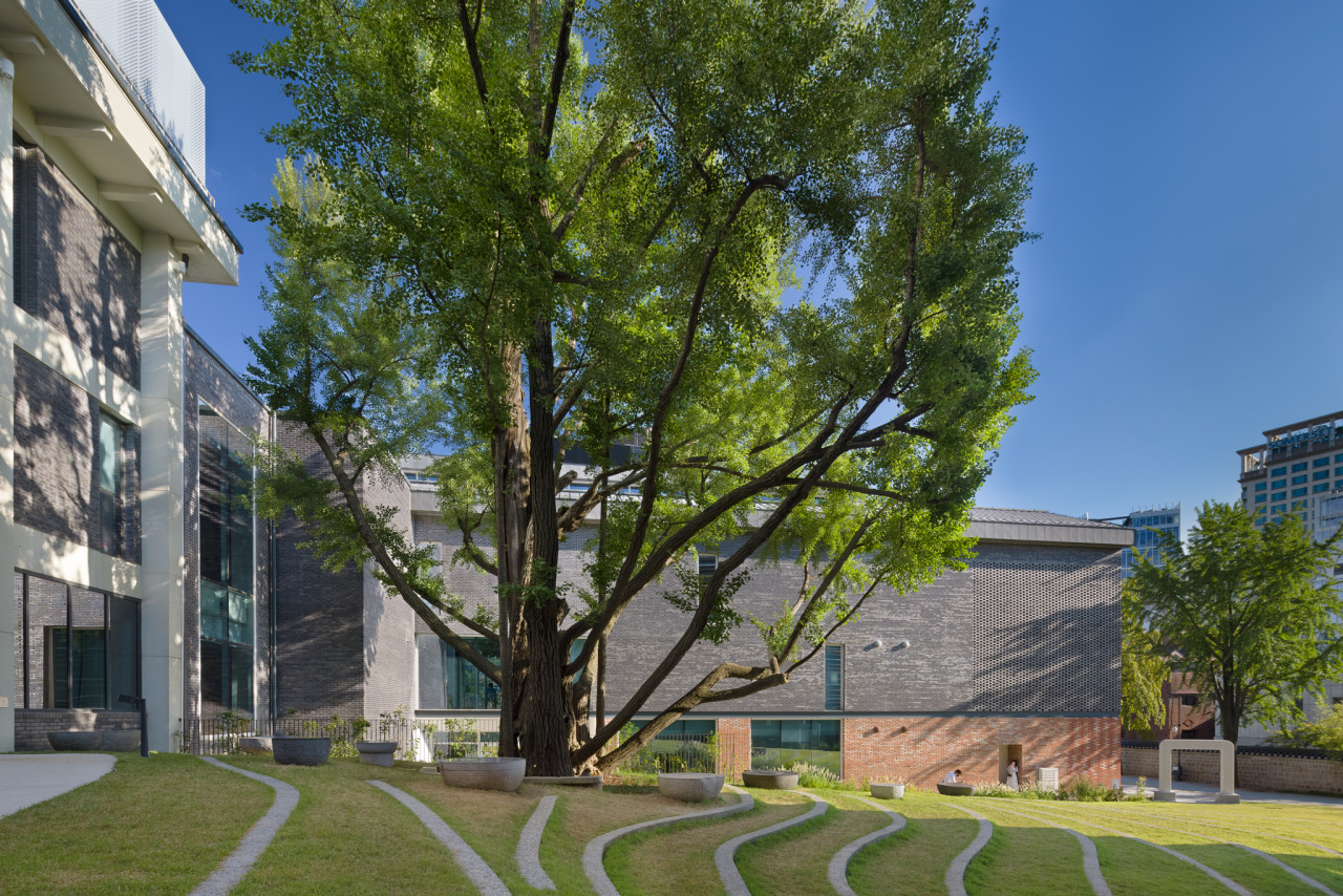 안국역 인근에 위치한 서울공예박물관의 현대적인 건물 외관과 탁 트인 야외 광장