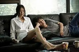 화차 2012 남녀주인공이 쇼파에 앉아있는 장면