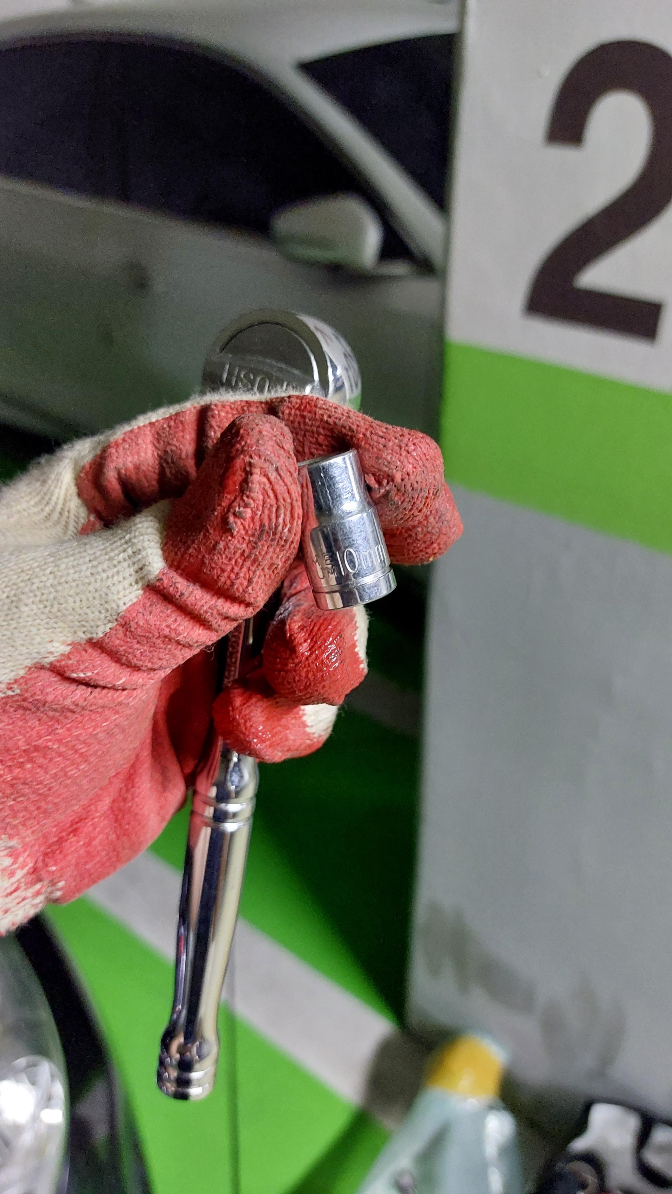 쉐보레 12년식 스파크 와이퍼 모터 고정볼트는 10미리 복스홀 렌치로 풀기 가능함.