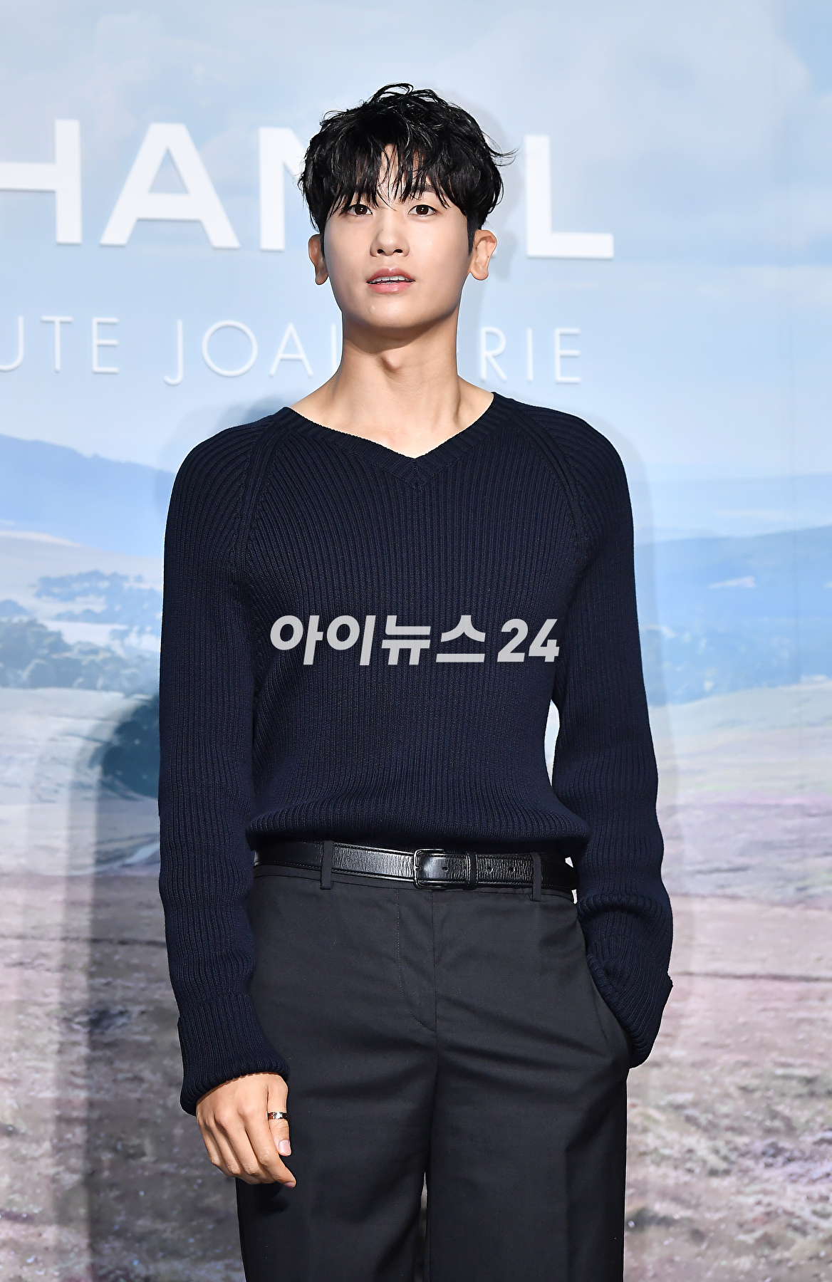 배우 박형식이 27일 오후 서울 광진구 파이팩토리 스튜디오에서 열린 트위드 샤넬 주얼리 행사에서 포토타임을 갖고 있다. [사진=곽영래 기자]