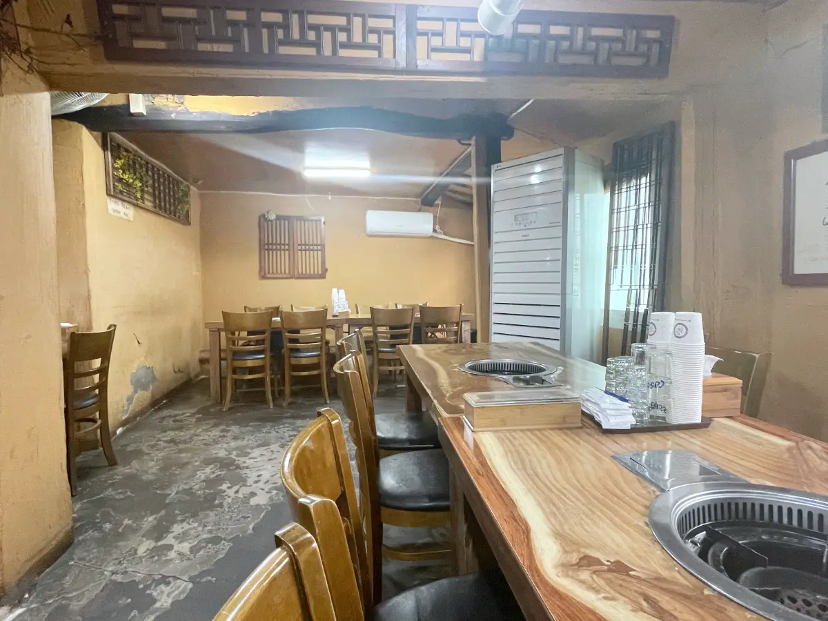 뚝방집 실내 내부 모습 나무 탁자가 놓여져 있다