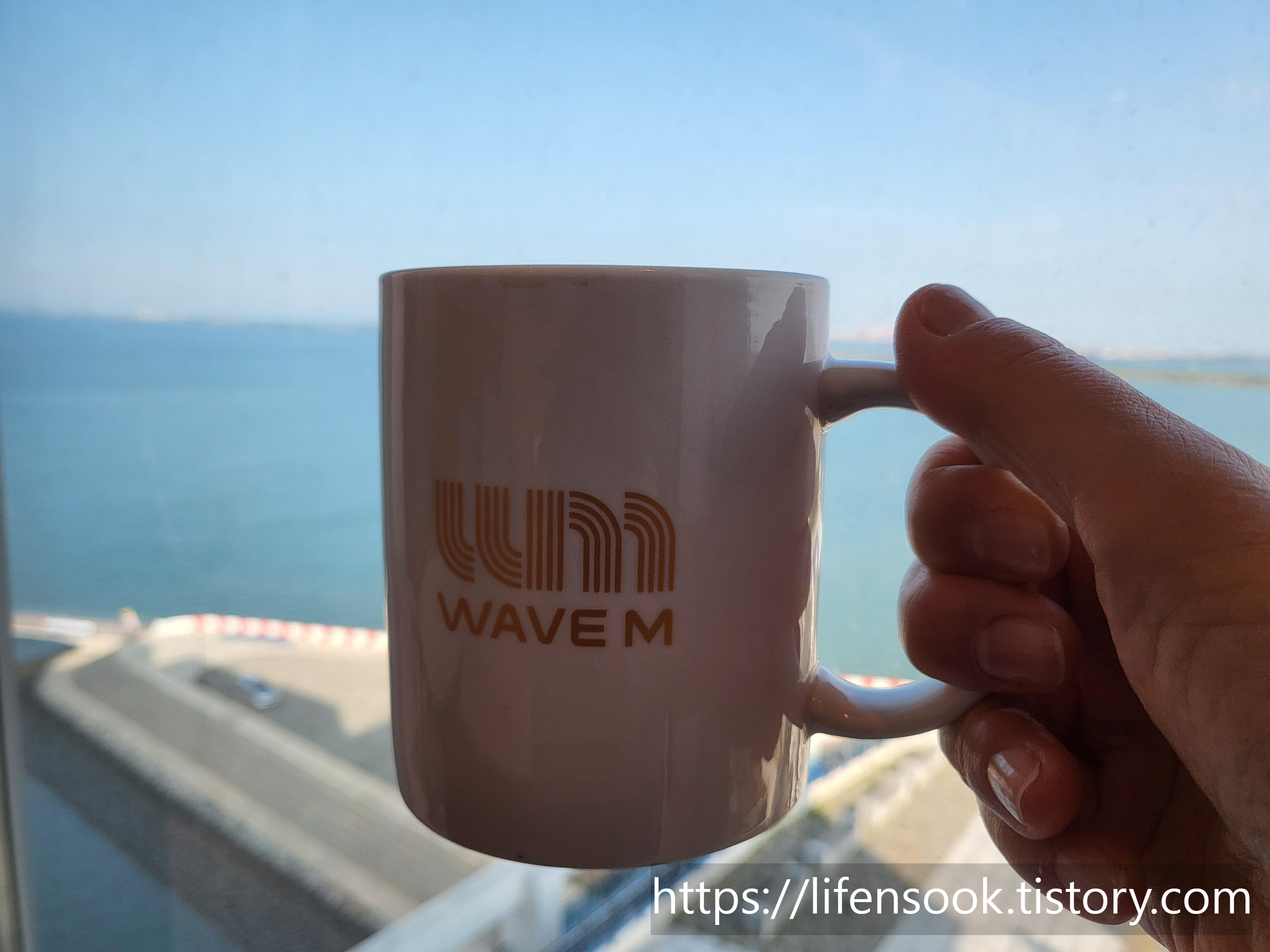 웨이브엠 호텔 웨스트 오션 웨이브 트윈룸 머그잔