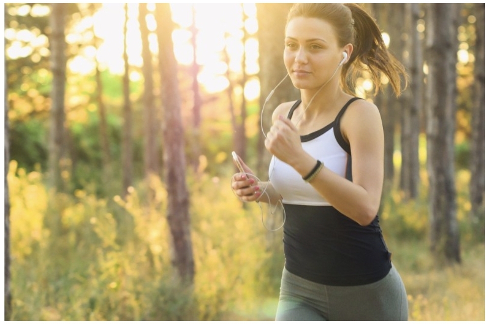 여성이 달리기를 하고 있다