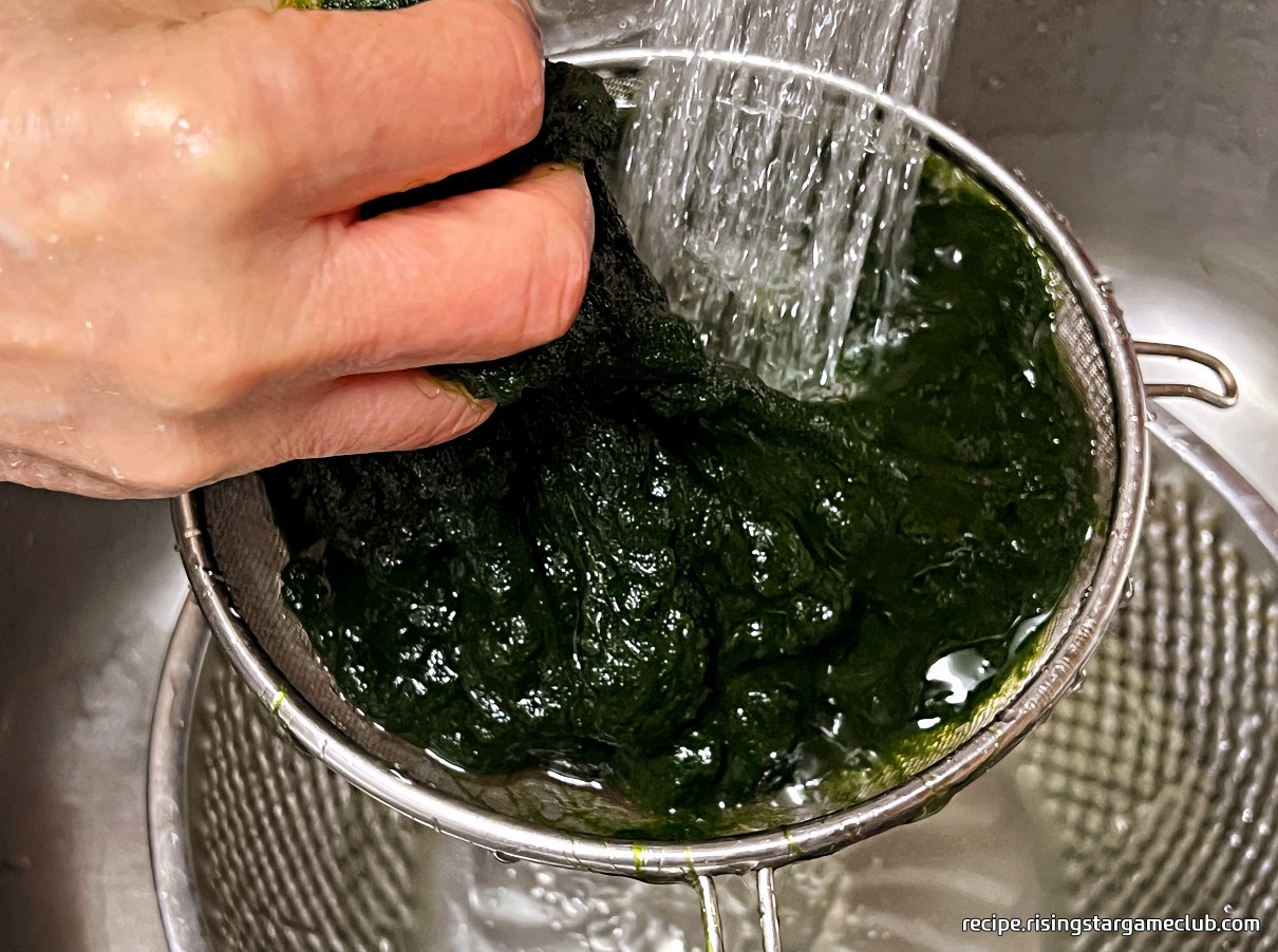 매생이를 채반에 받쳐 흐르는 물에 씻는 사진