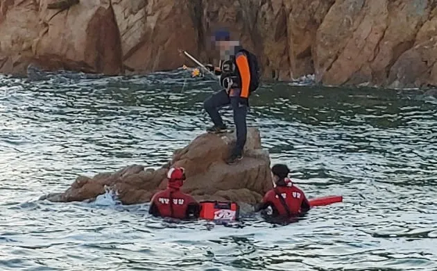 갯바위낚시 안전 체력 부담 적은 코스 스파이크 장화와 구명조끼 준비_3
