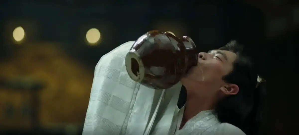 경여년-술항아리를-들이붓는-범한