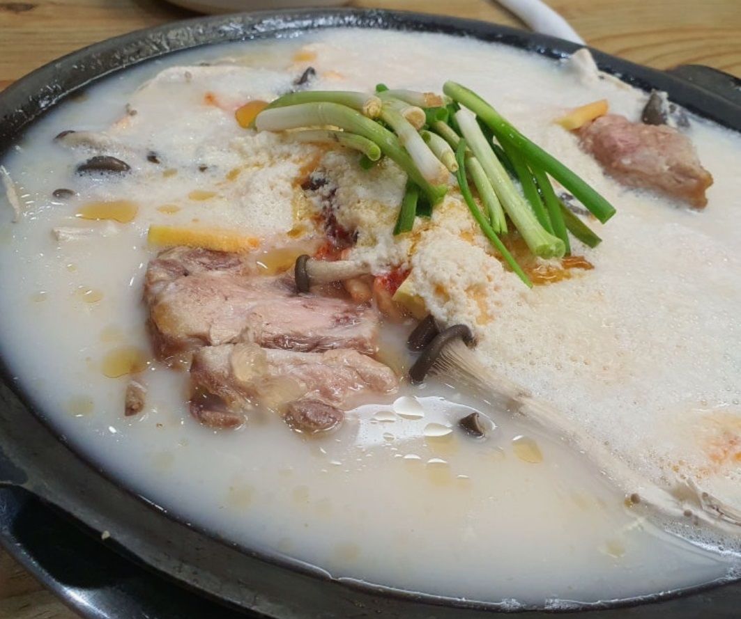 안양-밥상-콩비지-감자탕-콩갈아멧돌되비지