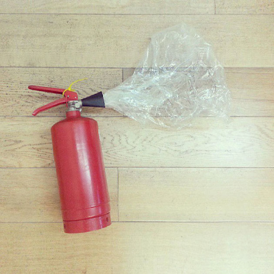 기발한 두디 벤 사이먼의 작품-소화기이용