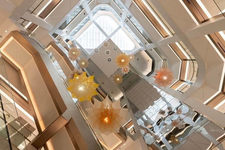 타임빌라스 수원점 쇼핑몰 1층 센터홀 내 대형 아트 피스 메도우