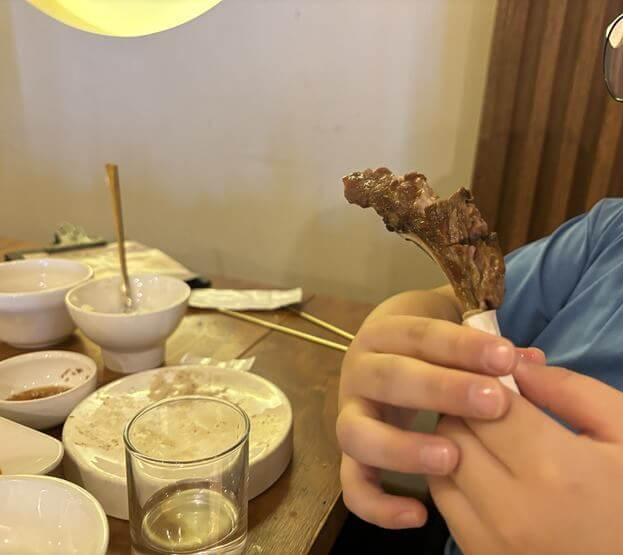 양갈비댓를 양손으로 들고 있는 모습이다