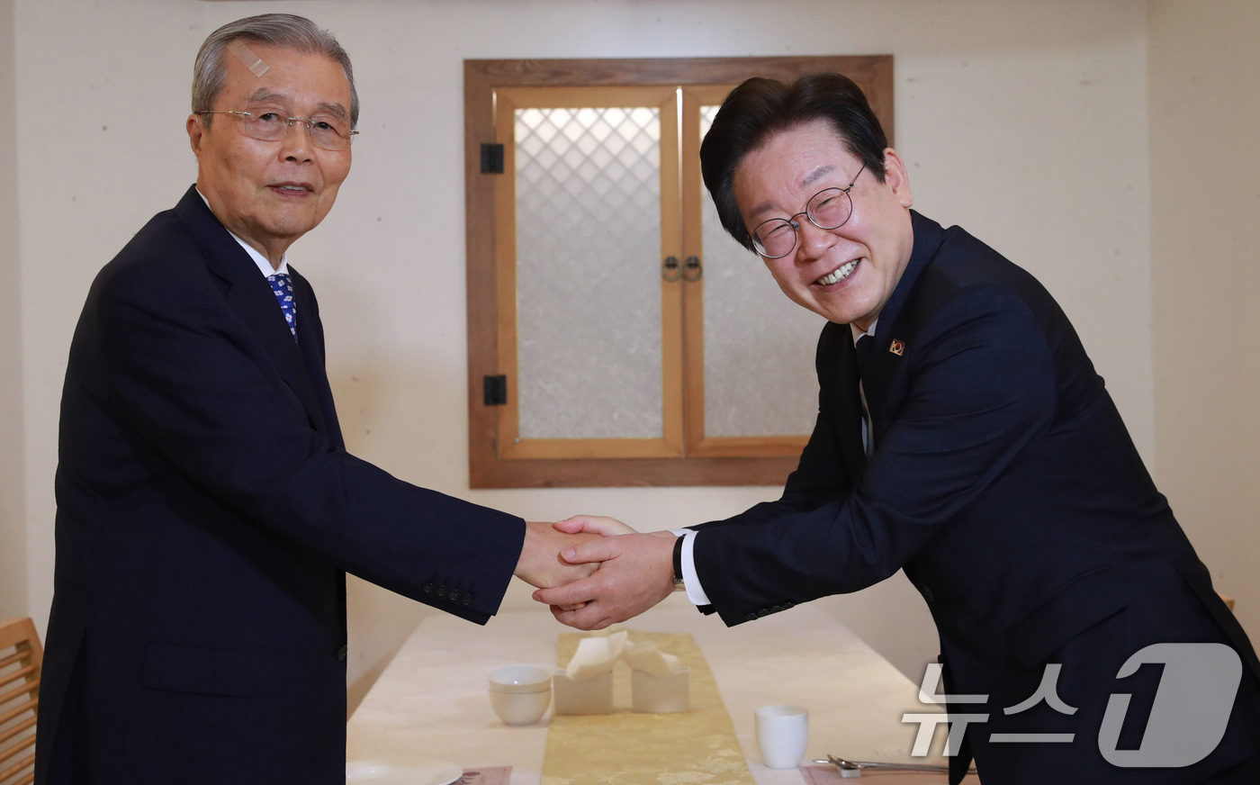 이재명 더불어민주당 대표와 김종인 전 국민의힘 비상대책위원장이 2024년 9월 12일 서울 종로구 광화문의 한 식당에서 회동, 악수하고 있다. 2024.9.12/뉴스1 ⓒ News1 국회사진취재단