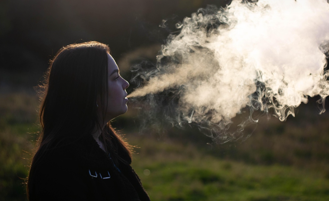 전자담배 피는 사람