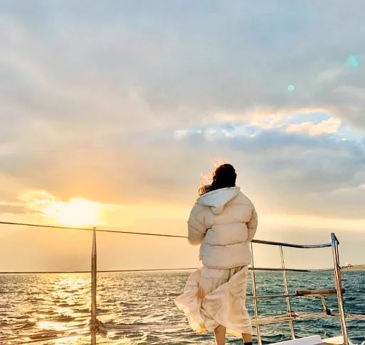 제주도-서귀포-액티비티-추천-그랑블루요트-선셋-요트투어-노을보는-여자-사진