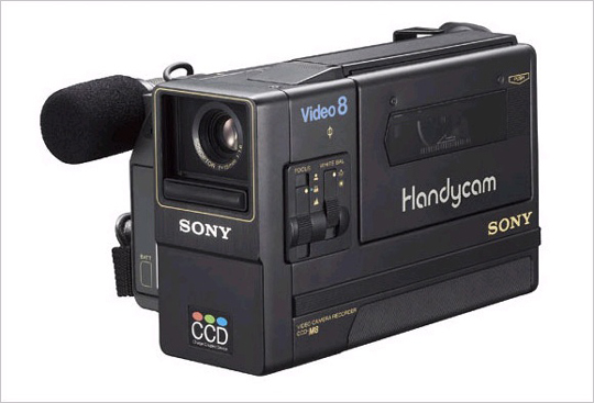 CCD-M8 최초의 핸디캠 캠코더. 녹화기능만 있음. 세계에서 가장 가볍고(1.0kg) 작은 크기. 270만 화소 CCD