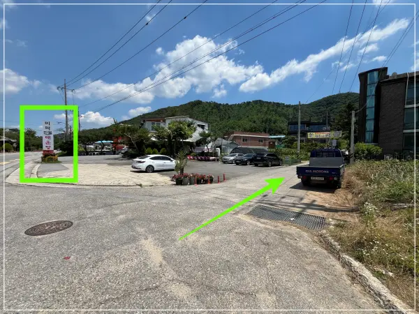 그린웨일-주차장-가는길-골목입구