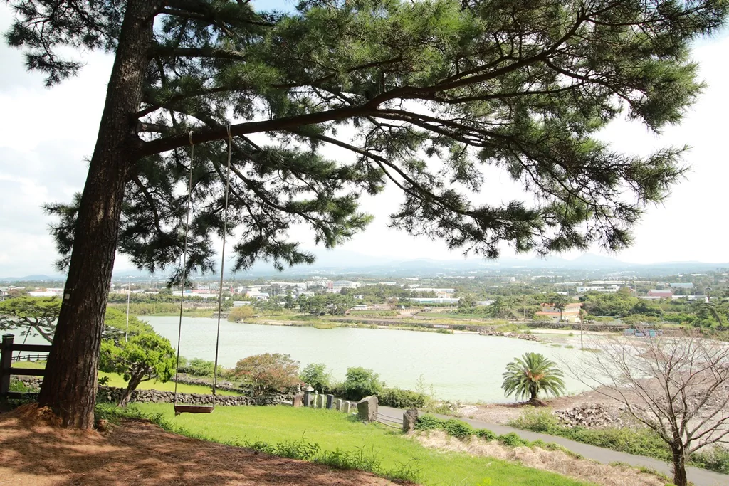 제주 올레길 16코스의 유일한 오르막인 중반부 수산봉의 전경 사진.