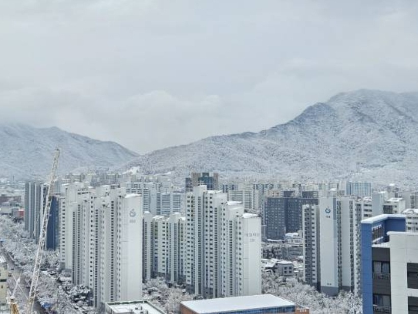 겨울 눈내린 검단산과 아파트 전경