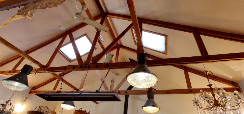 하얀 박공 천장과 목재 트러스 구조물