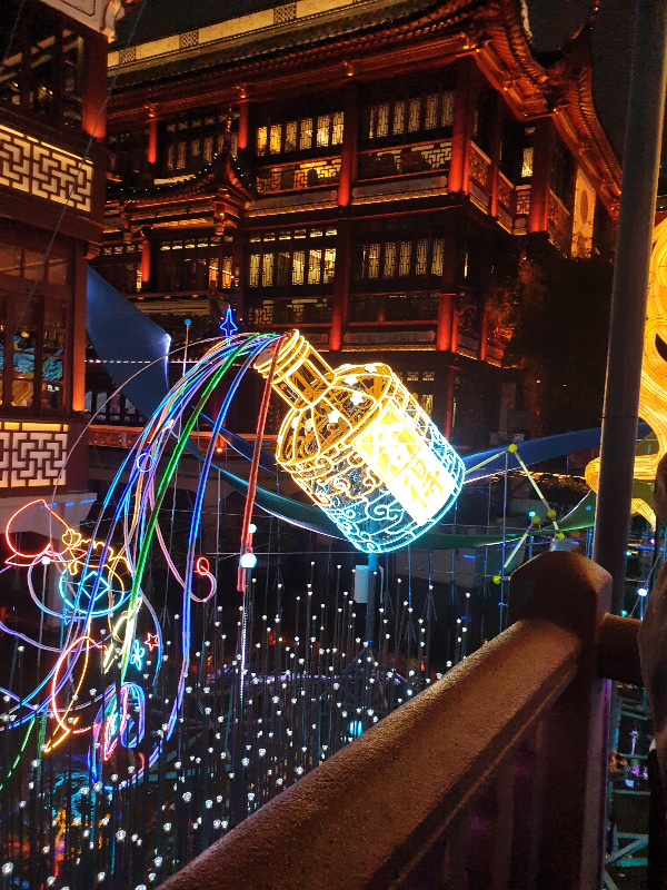 술을 따르는 조명 조형물. 2층 높이에 조성되어 있다.