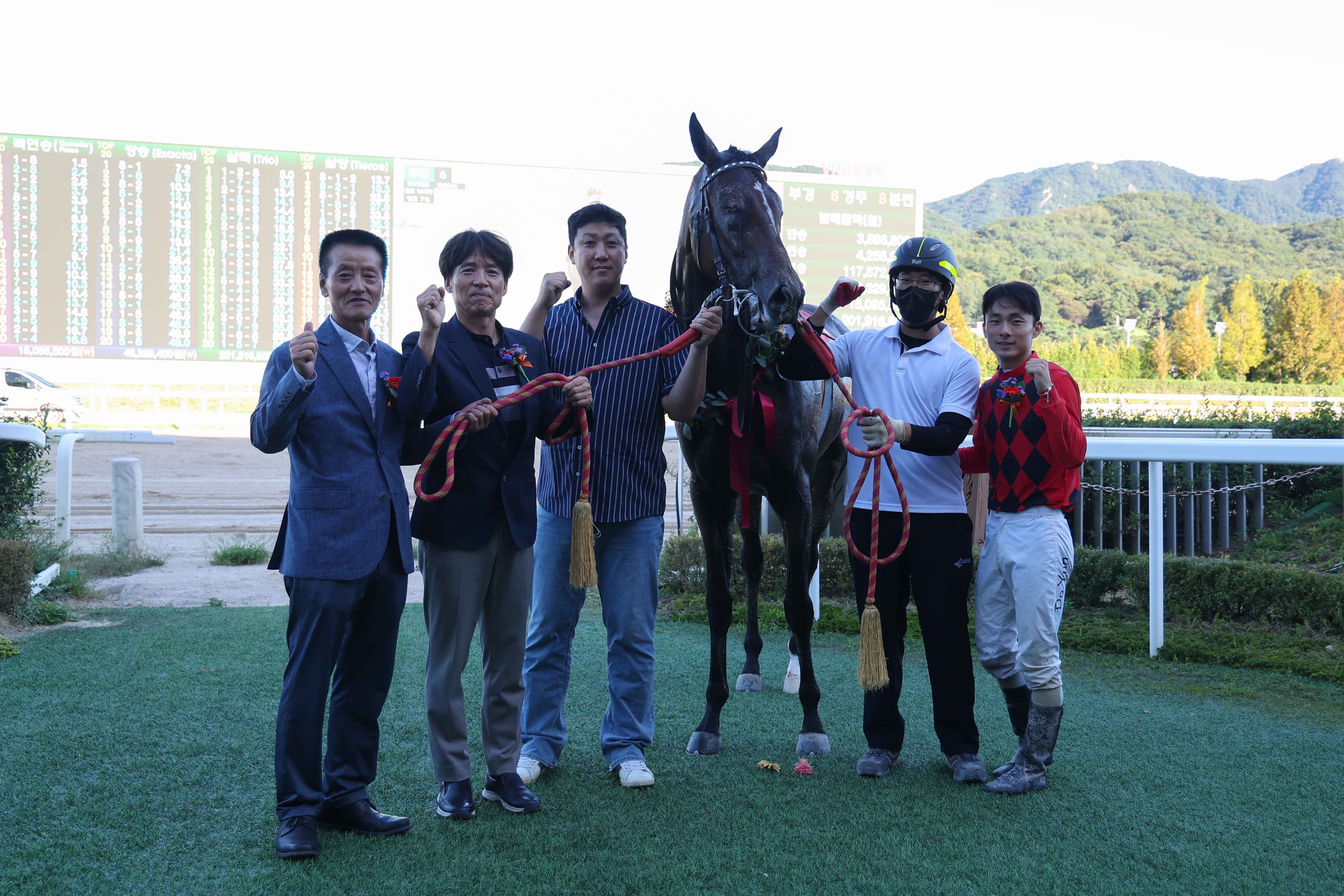 제주특별자치도지사배 우승마 보령라이트퀸과 우승관계자 기념촬영