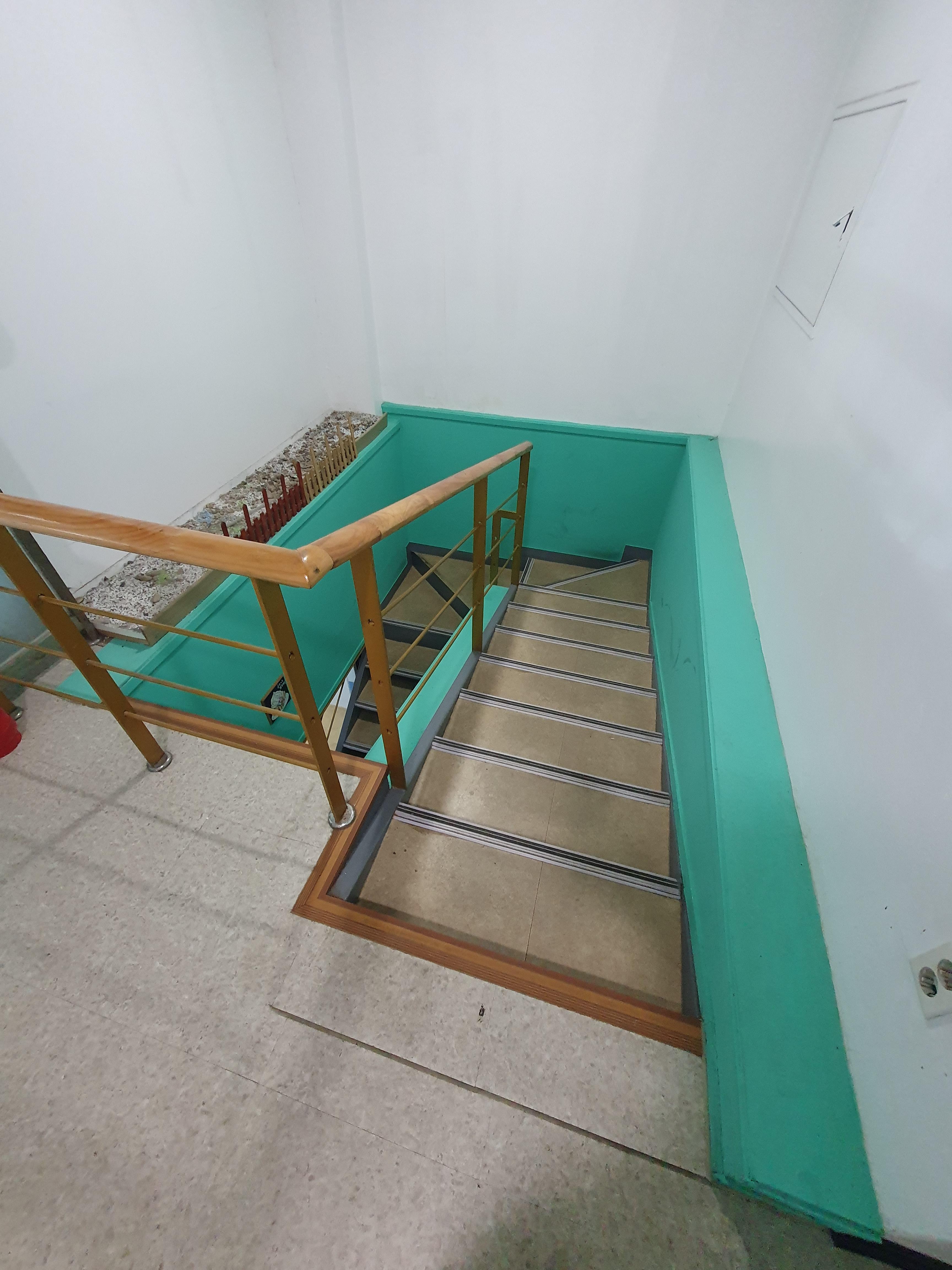 지하1층에서 지하2층으로 내려가는 계단! 층고가 낮아서 아이들도 내려갈때, 덜 염려가 됨!