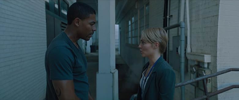 Rebel Ridge 영화 장면, 주인공과 여성 캐릭터가 건물 뒤편에서 대화하는 장면