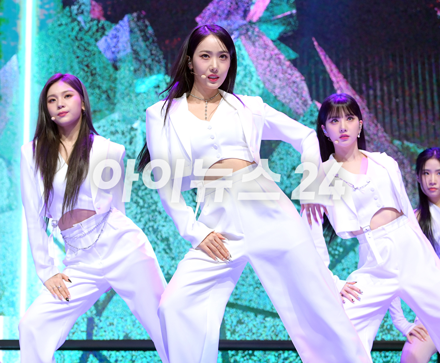 그룹 비비지가 31일 오후 서울 광진구 예스24라이브홀에서 진행된 비비지(VIVIZ) 세 번째 미니앨범 '베리어스(VarioUS)' 발매 기념 쇼케이스에 참석해 타이틀곡 '풀업' 무대를 선보이고 있다. [사진=정소희 기자]