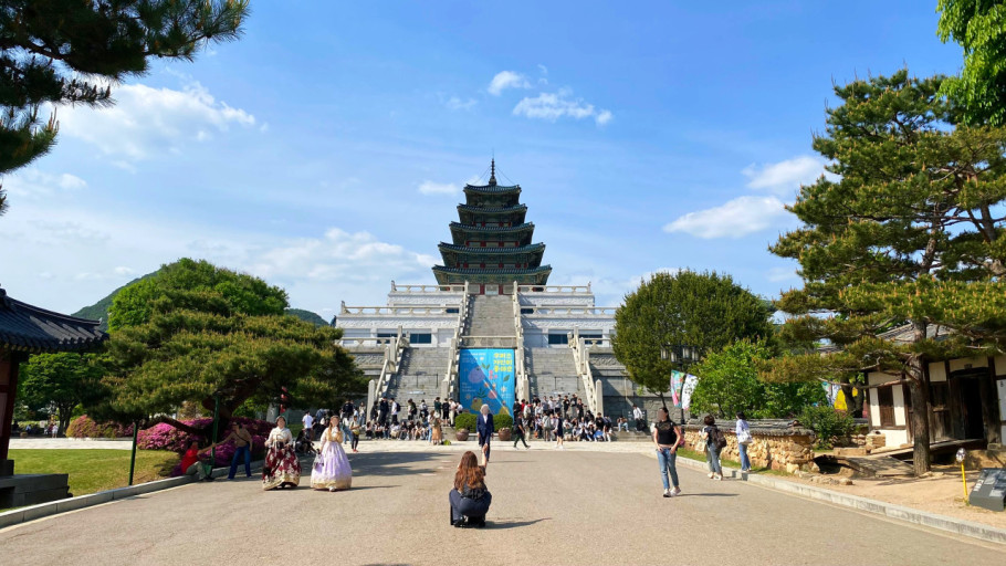 서울 국립민속박물관의 전면이 보이는 계단 앞 사진