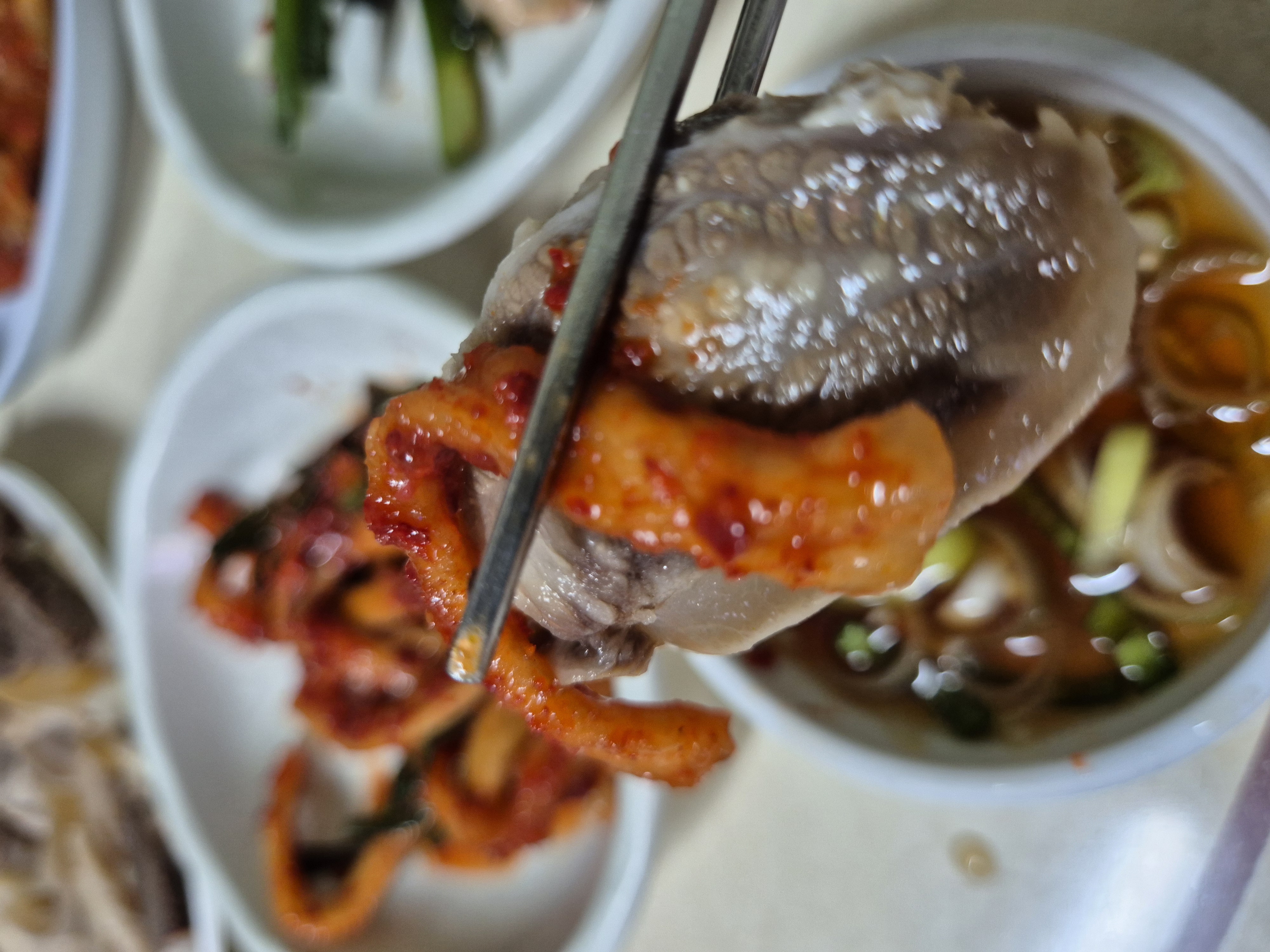 전용 소스에 찍어서 무말랭이와 함께