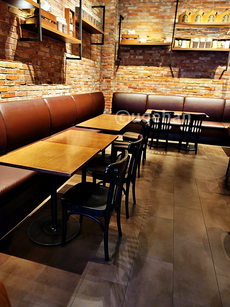 스타벅스 동두천 DT 2층의 소파와 테이블이 비치되어있다.