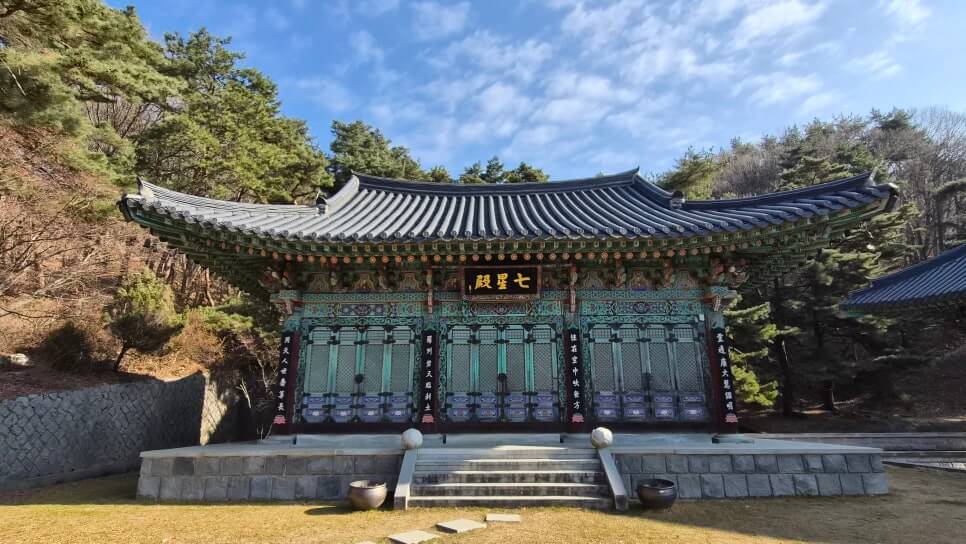 천안 각원사 : 동양 최대 청동좌불상과 겹벚꽃 명소 태조산 자락에 깃든 충청의 대표 대가람