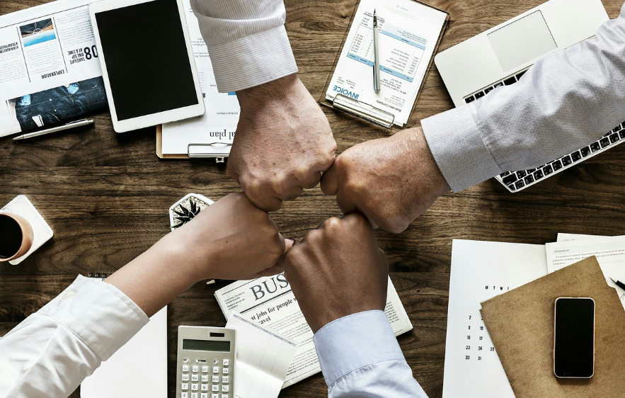 주먹을 맞대고 있느 모습