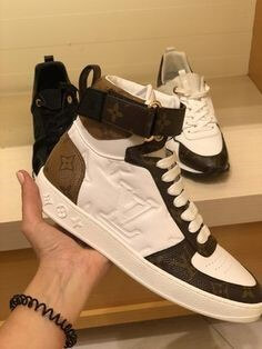 세일기간-루이비똥-명품-신발을-구매하는-남성