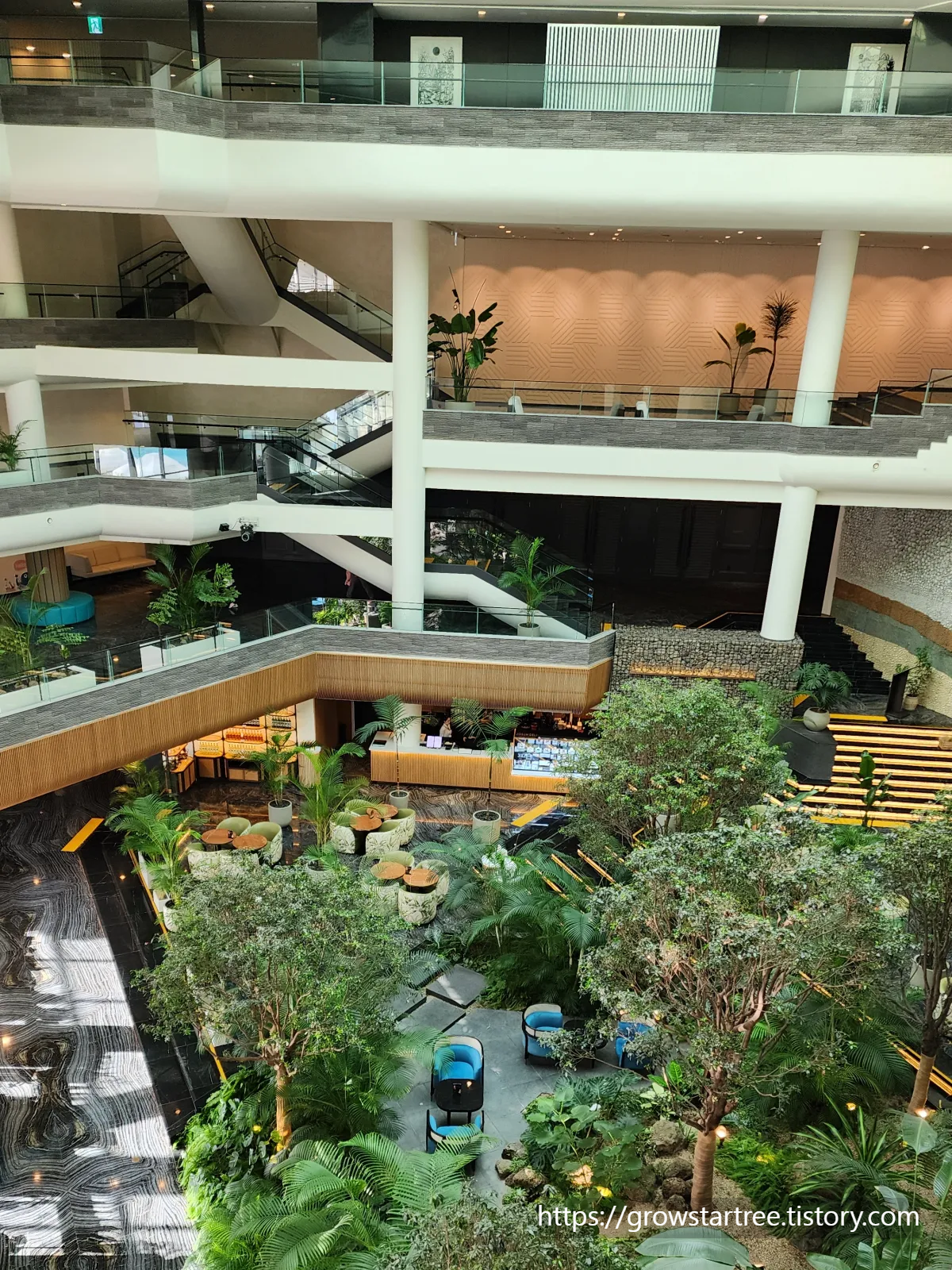 그랜드조선 제주 호텔 5층에서 내려다본 모습