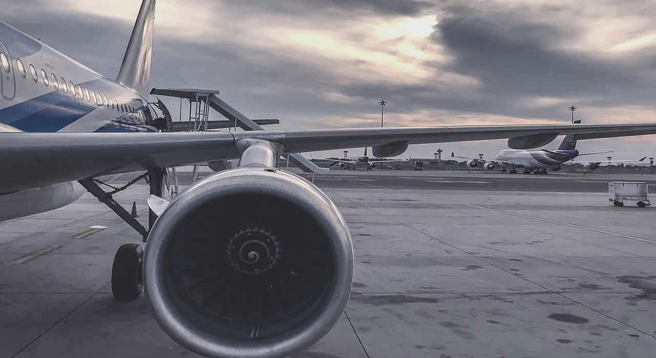 항공기 비상구 옆 좌석의 경고 안내문과 손잡이 모습. [ⓒPexels &lsquo;Ahmed Muntasir&lsquo;]