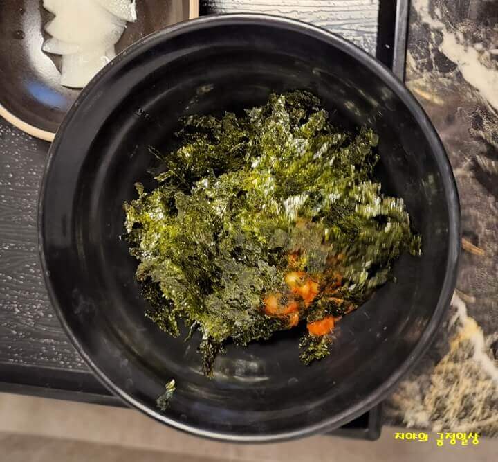 그릇안에 담긴 김 가루와 김치&amp;#44; 밥