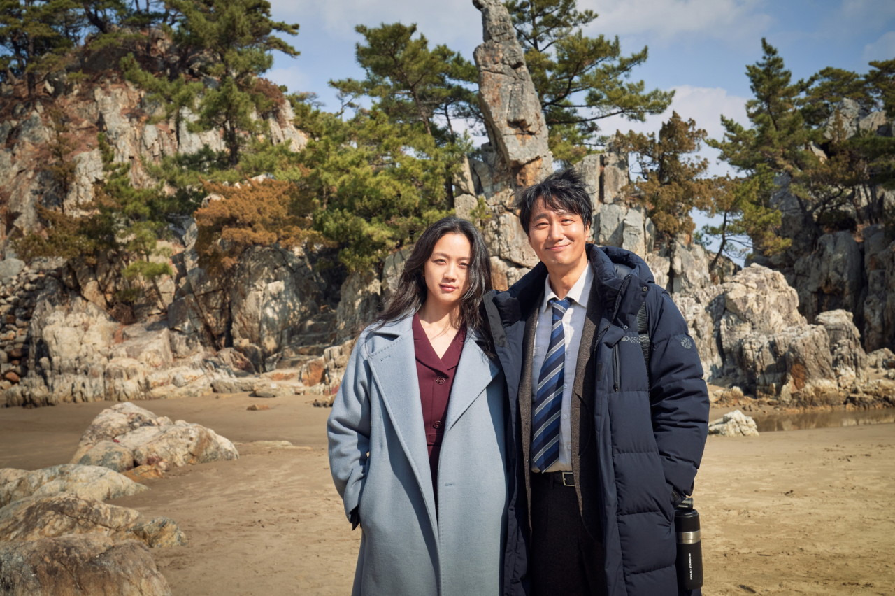 박해일 배우님과 탕웨이 배우님이 함께 서 있는 모습