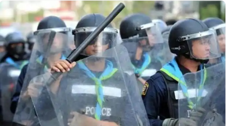 방패와몽둥이를들고집결해있는태국경찰들