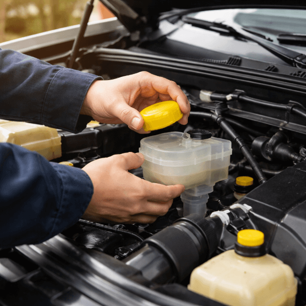 브레이크액 상태를 점검하는 차량 엔진룸 장면