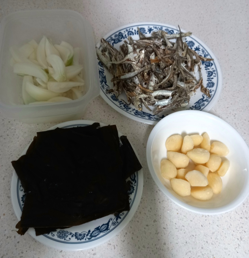 멸치-육수를-만들었어요.