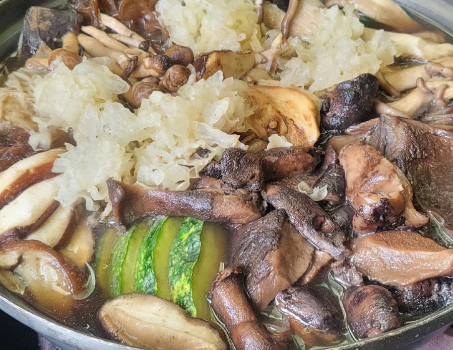 동네한바퀴 양평 모듬버섯전골이 담긴 냄비