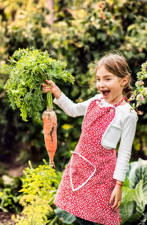 당근을 들고 있는 여자아이