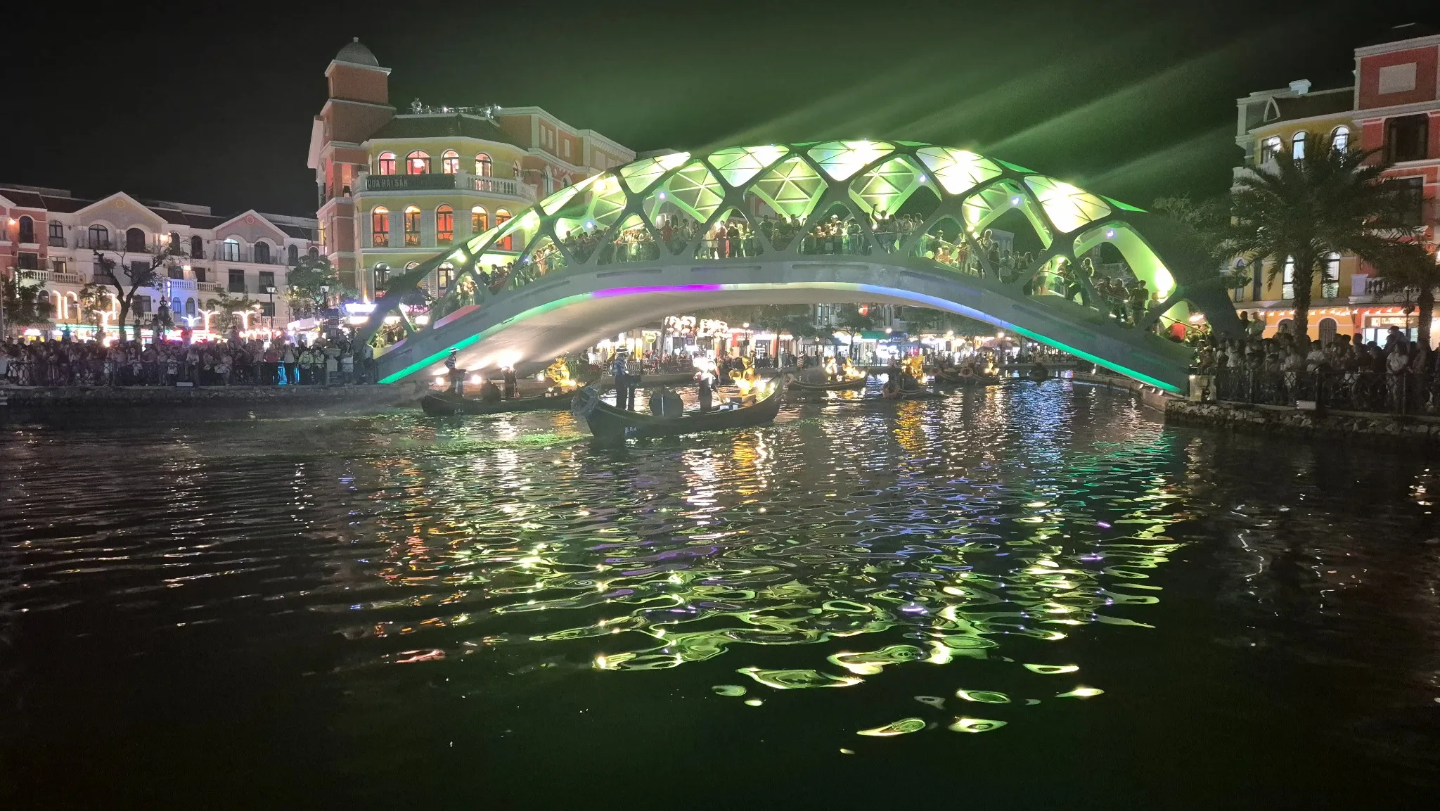 녹색 아치 조명 다리 &amp; 보트 퍼레이드