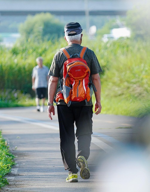 산책하고 있는 어르신의 사진