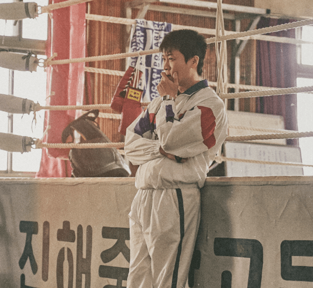 턱을-만지고-있는-시헌