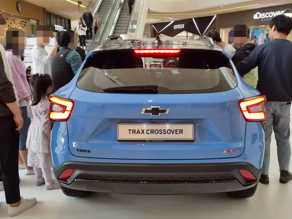 트랙스 크로스오버 RS 뒷모습입니다.