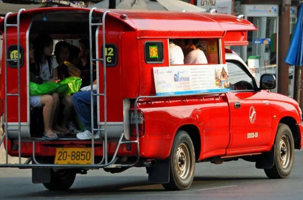 태국 소도시의 이동 수단 썽태우