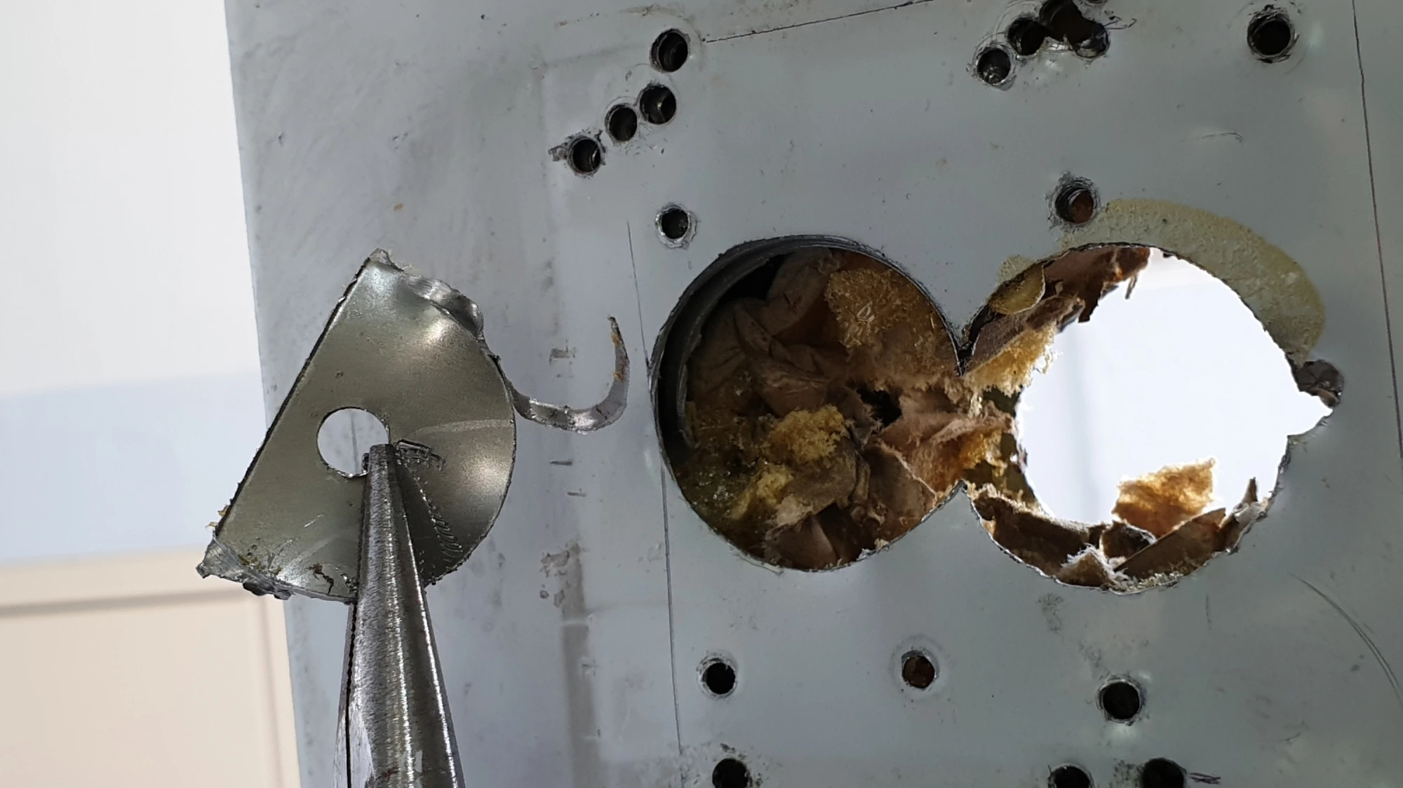 도어락 구멍 뚫은 모습