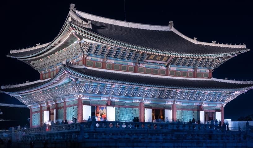 조명이 켜진 조선 궁궐 야경, 어둠 속에서도 위엄을 잃지 않는 궁궐의 밤